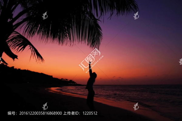 日落海灘上的剪影女人