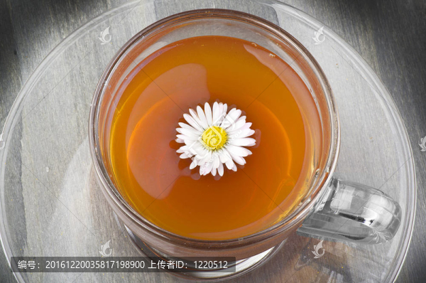 與花在洋甘菊花草茶