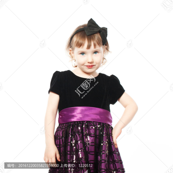 穿著衣服的小女孩