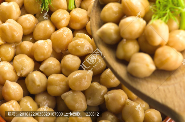 用茴香葉鷹嘴豆特寫拍攝的勺子；