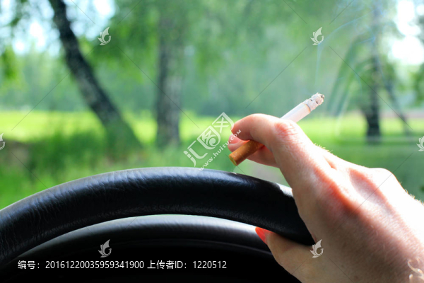 汽車司機(jī)吸煙