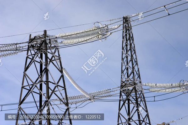 冬季多云天空背景下的電力傳輸線