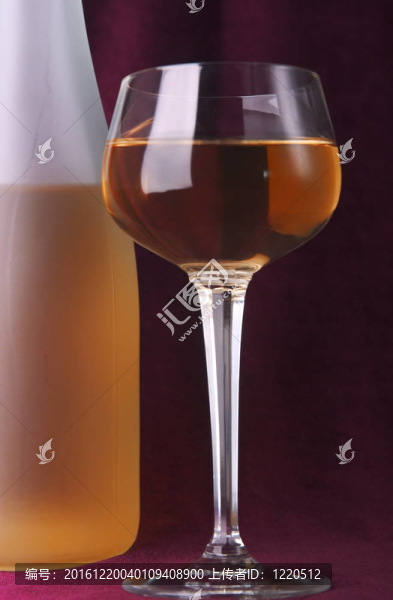 在玻璃瓶上的白葡萄酒，紅葡萄酒的背景