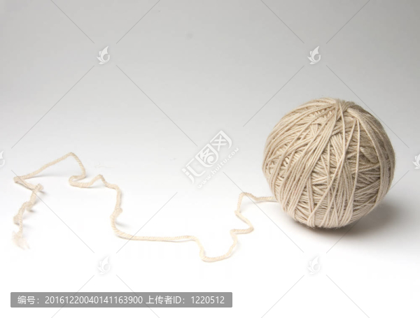 白色背景羊毛米色球
