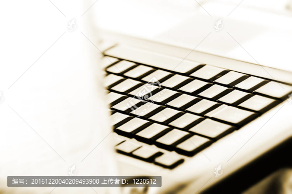 現(xiàn)代時(shí)尚筆記本電腦。