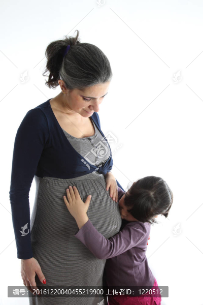 懷著女兒的孕婦