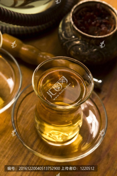 杯土耳其茶和水煙曾在傳統(tǒng)風格