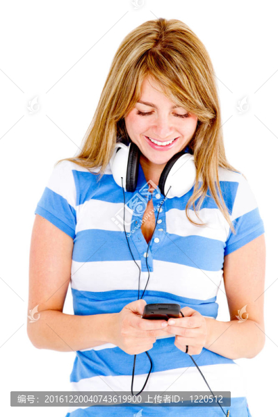 女人在手機上聽音樂