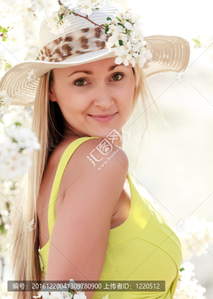 戴帽子的女人