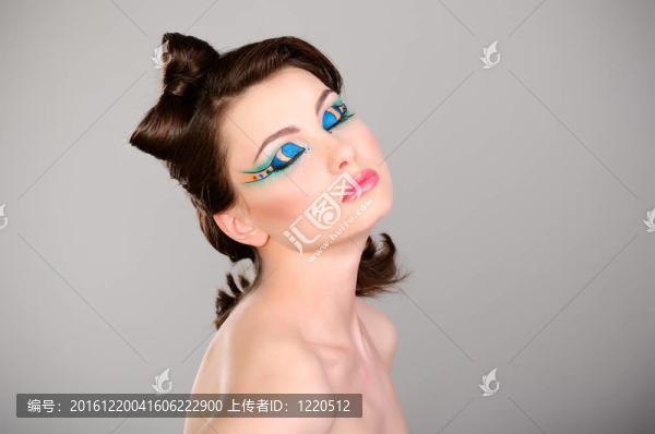 年輕美女化妝