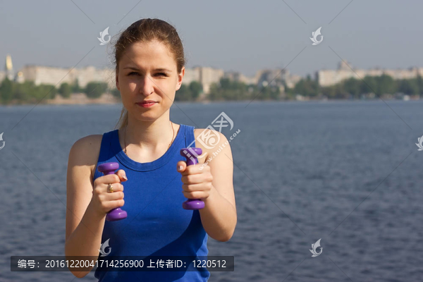在大自然中鍛煉體重的年輕女子