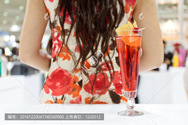 一杯雞尾酒和一個女孩