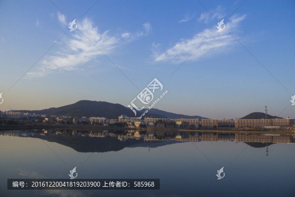 山水城市倒影