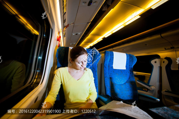 夜間乘火車(chē)旅行的年輕女子
