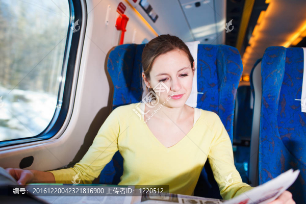 乘火車旅行的年輕女子