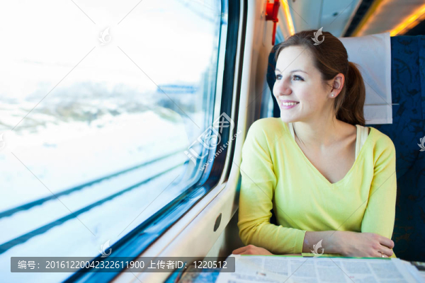 乘火車旅行的年輕女子