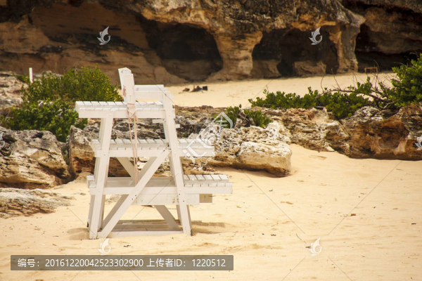 老木椅子救生員在Beach
