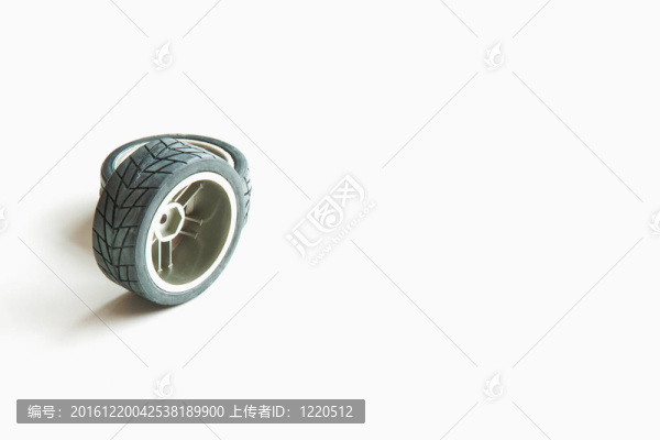 白色背景的車輪。