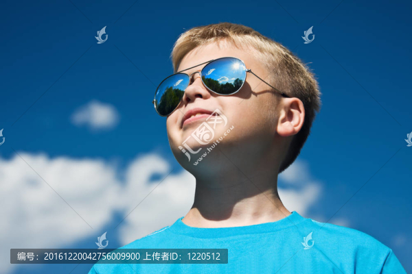 戴眼鏡的男孩的防曬能力