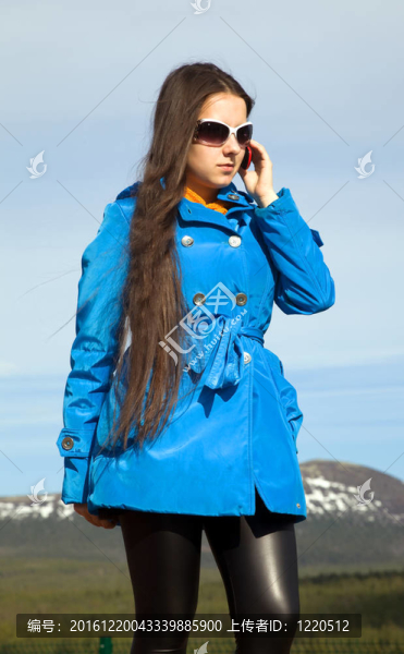 現(xiàn)代婦女用手機(jī)聊天散步