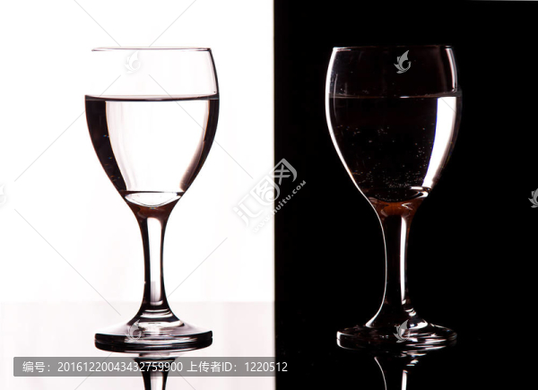 對比的酒杯