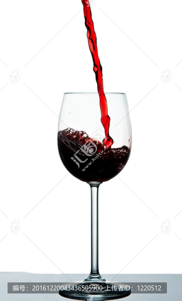 深紅紅酒倒入酒杯