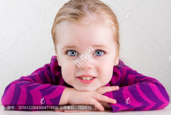 孩子把頭靠在她的手上微笑