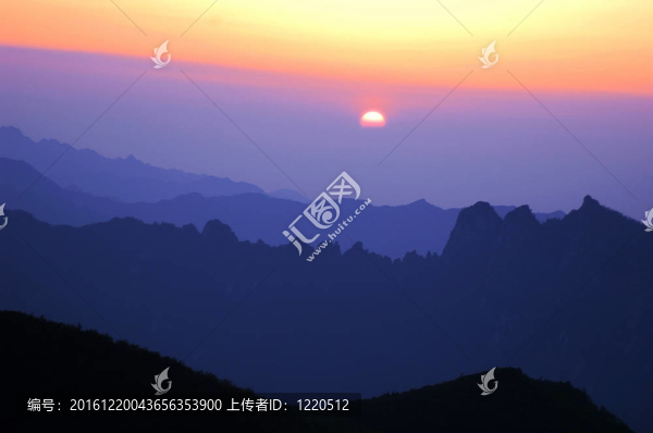 山頂上的日出景觀