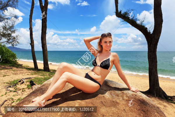 在比基尼和眼鏡的漂亮女人