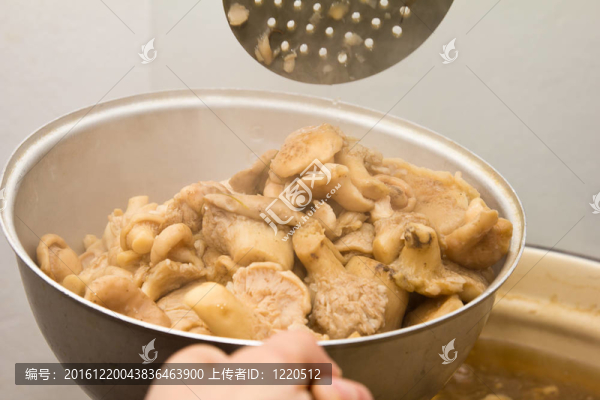 蘑菇在鍋里煮