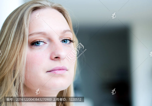 年輕漂亮的女人