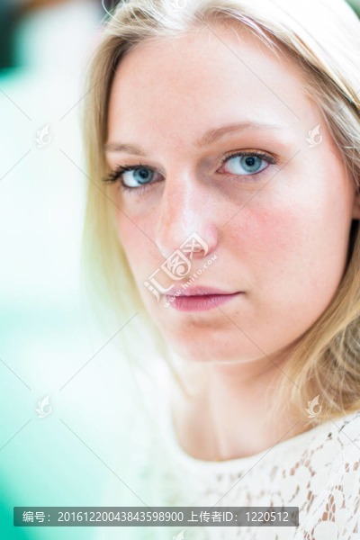 年輕漂亮的女人