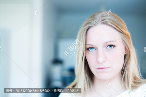 年輕漂亮的女人