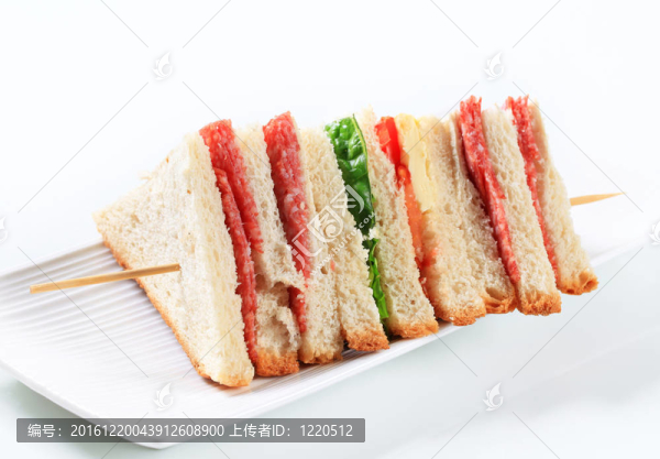 多層意大利臘腸三明治