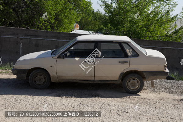 街上那輛白色的舊汽車
