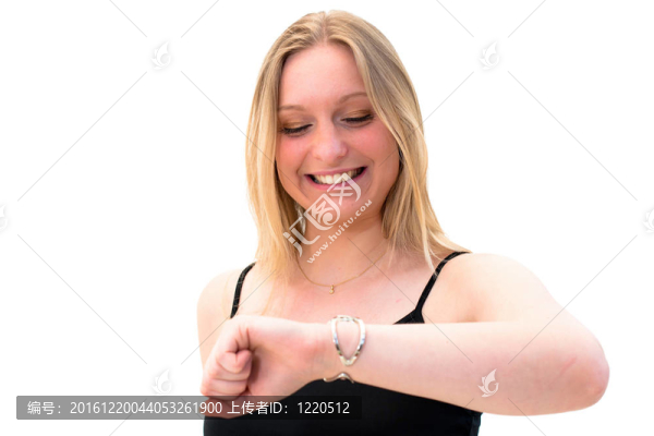 年輕女人看著她的手表