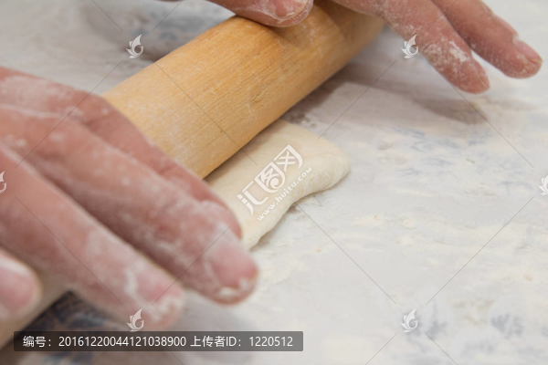 帶面團和搟面的面粉