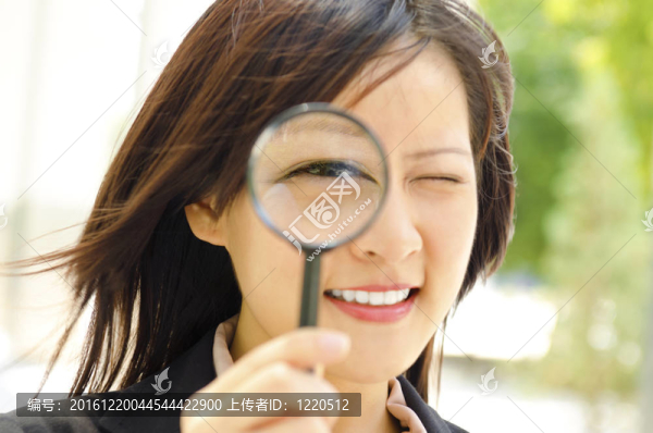我看著你