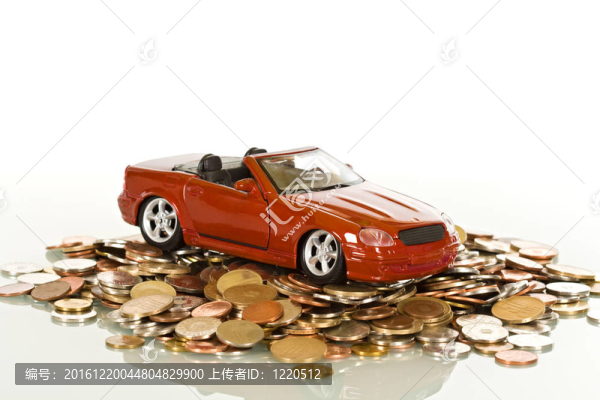 硬幣上的紅色玩具車