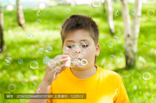 那個男孩在公園吹泡泡