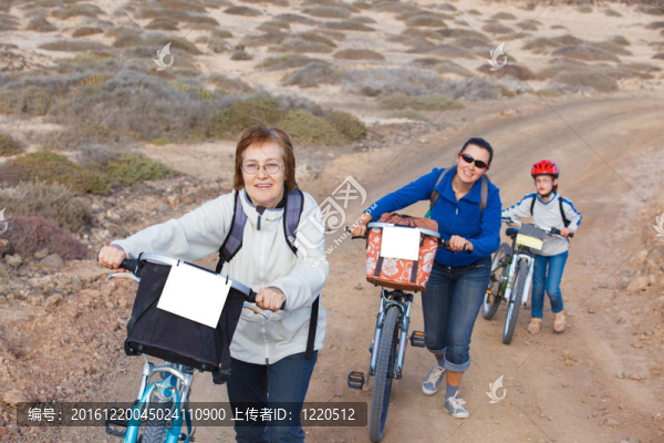在他們的自行車上遠(yuǎn)足的家庭