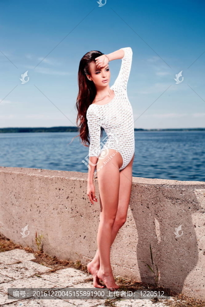 美麗性感黑發(fā)女模特的女孩在白色內(nèi)衣戶(hù)外時(shí)尚l(wèi)ook.glamour畫(huà)像。藍(lán)sky.walking附近