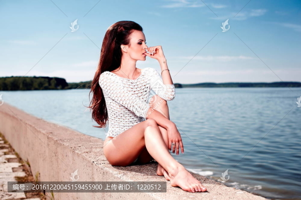美麗性感黑發(fā)女模特的女孩在白色內(nèi)衣戶外時尚l(wèi)ook.glamour畫像。藍sky.sitting附近