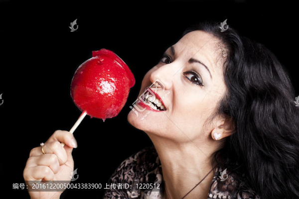 女人與糖果蘋果在黑色