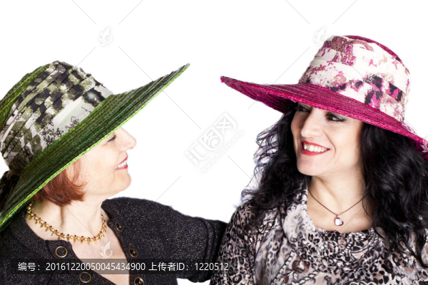 戴帽子的年輕和高級婦女