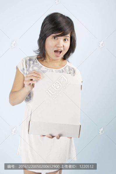 亞洲女人在盒子里收到驚喜