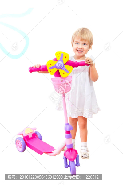 滑板車上的小女孩