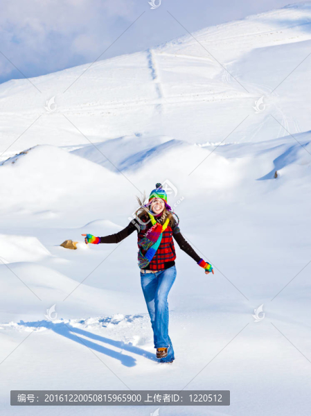 快樂的女孩在雪地里奔跑