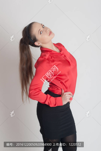 穿紅黑衣服的女孩