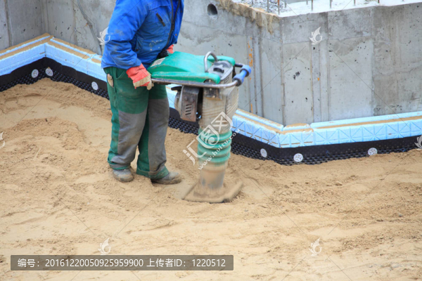 現(xiàn)場工作人員使用壓縮工具